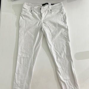 1822 white denim women’s skinny jeans. Size 4. Used- good condition.
